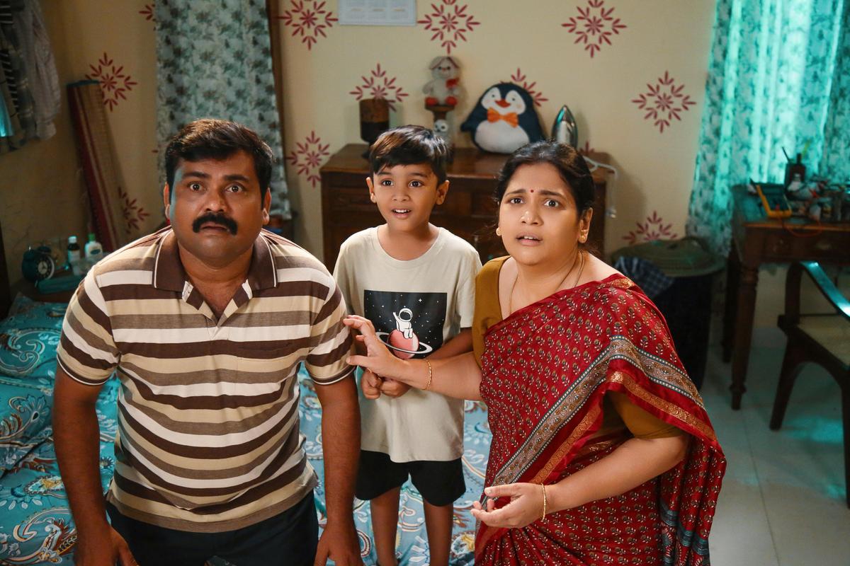 కాలీ వెంకట్, మాస్టర్ కేండ్రిక్ మరియు వినోధిని వైద్యనాథన్ 'ఇంటి సహచరులు' నుండి స్టిల్ లో
